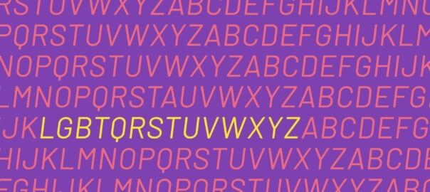 Ein lilafarbener Hintergrund, darauf mehrere Instanzen des Alphabets in einem helleren Lila. Dann in Gelb der Titel des Blog-Beitrags "LGBTQRSTUVWXYZ"